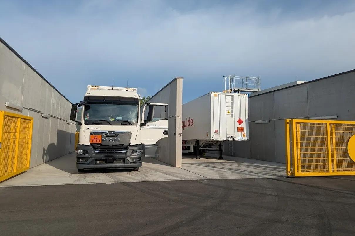 Truck positioning a gaseous hydrogen tube trailer in a concrete bay during a trailer swap