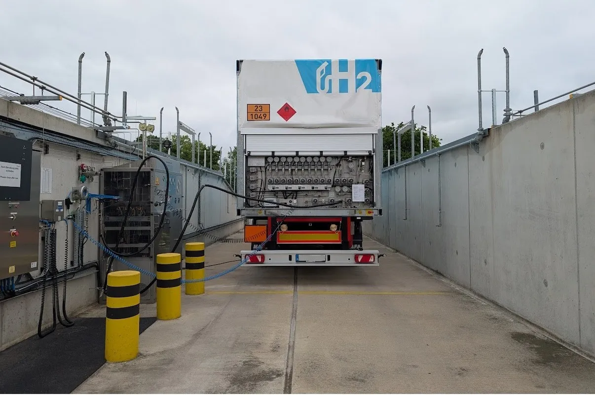 Hydrogen tube trailer connected for delivery at a refueling station