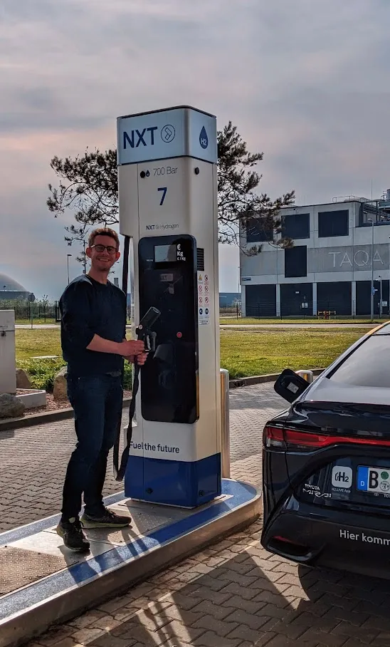Ivar refueling a hydrogen car at a 700 bar dispenser